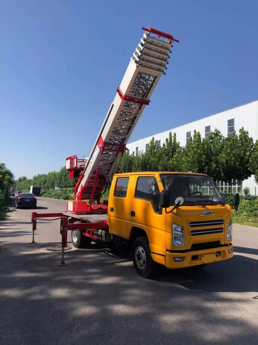 泰兴附近的云梯车出租服务：轻松解决高空作业需求